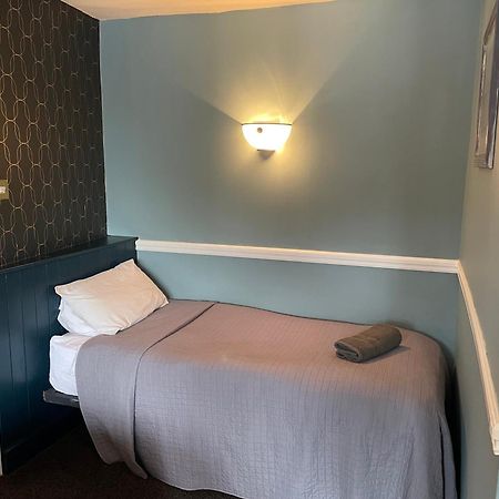 The Olde Swan Hotel Chertsey Buitenkant foto