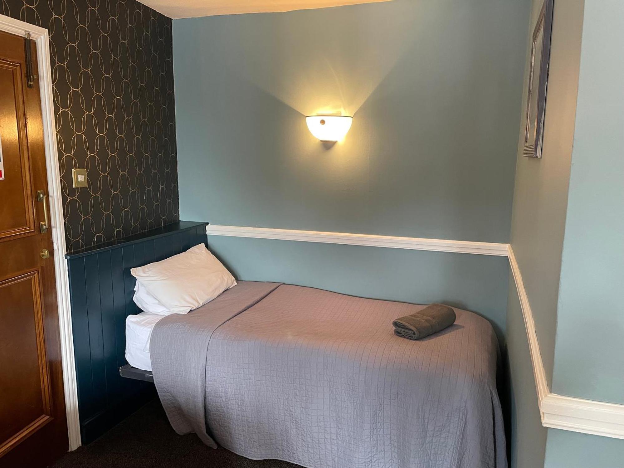 The Olde Swan Hotel Chertsey Buitenkant foto