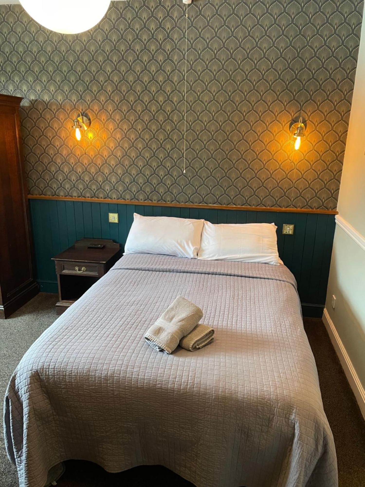 The Olde Swan Hotel Chertsey Buitenkant foto