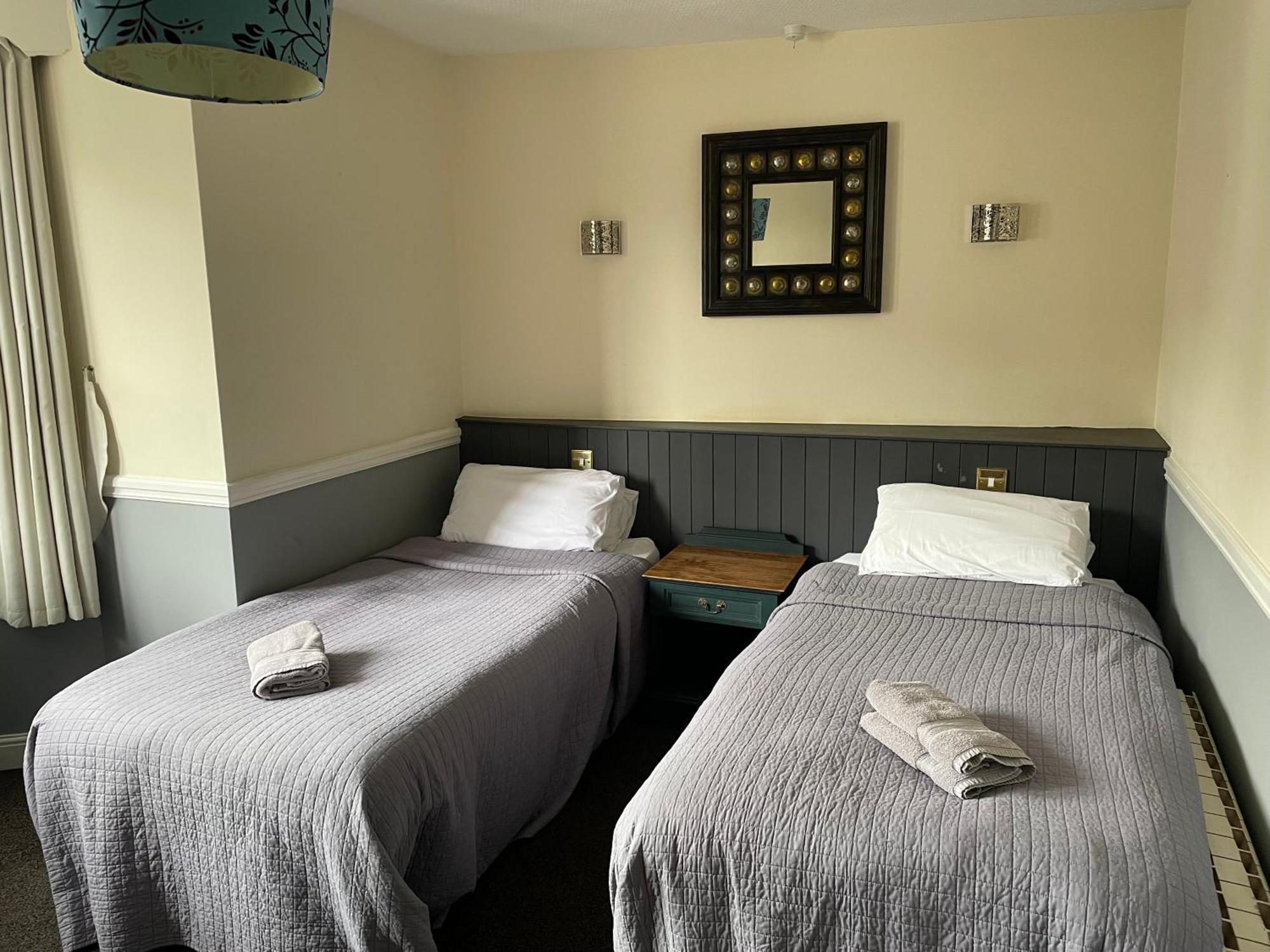 The Olde Swan Hotel Chertsey Buitenkant foto
