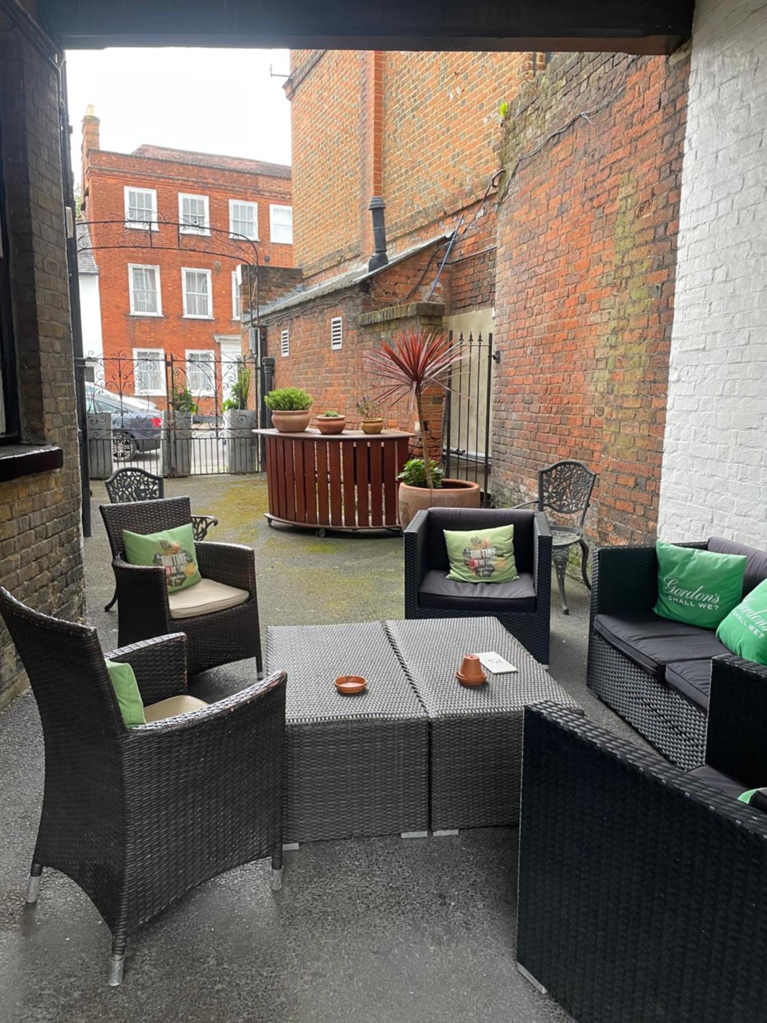 The Olde Swan Hotel Chertsey Buitenkant foto