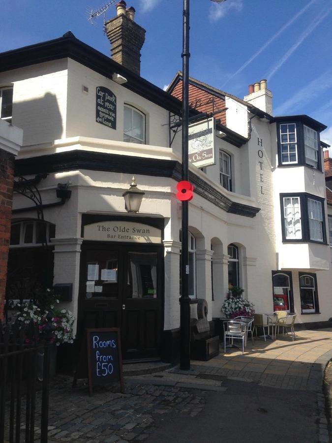 The Olde Swan Hotel Chertsey Buitenkant foto