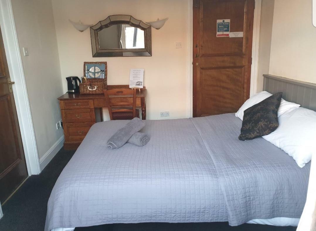 The Olde Swan Hotel Chertsey Buitenkant foto