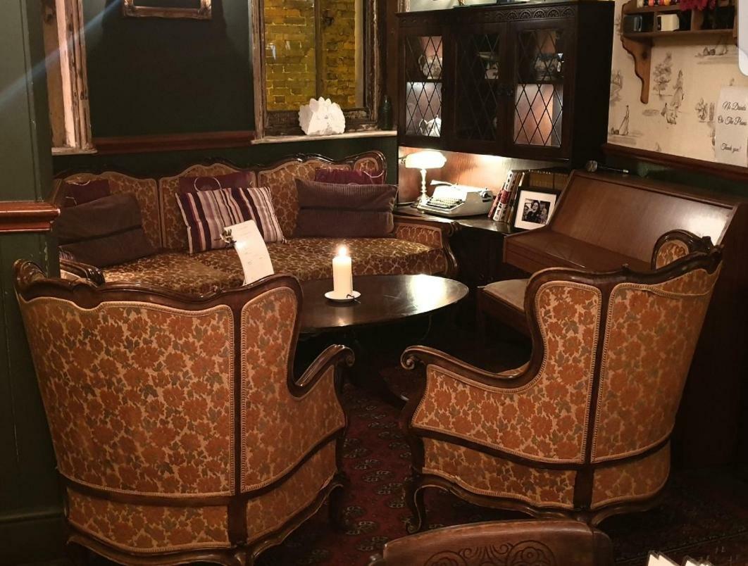 The Olde Swan Hotel Chertsey Buitenkant foto